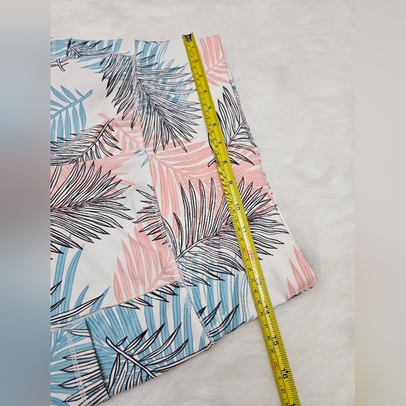 Butt Sculpting Leaf Yoga Shorts lot of 2. Size M/L - Picture 6 of 14